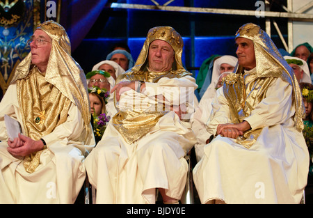 Mitglieder von Gorsedd Barden in Zeremonie auf der Bühne National Eisteddfod of Wales Newport Gwent South Wales UK Stockfoto