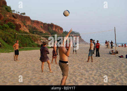 Beachvolleyball in Varkala Touristenstrand zwischen einheimischen Indianern und Ausländer aus verschiedenen Ländern Stockfoto