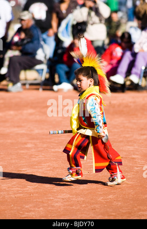 Indianische Tänzer in traditionellen Insignien während ein Pow-Wow. Stockfoto