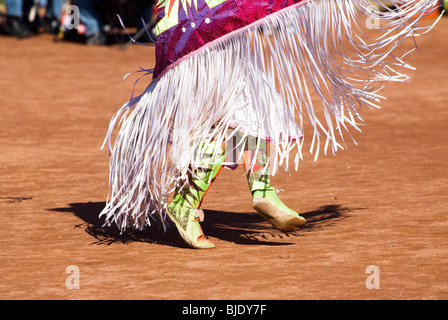 Indianische Tänzer in traditionellen Insignien während ein Pow-Wow. Stockfoto
