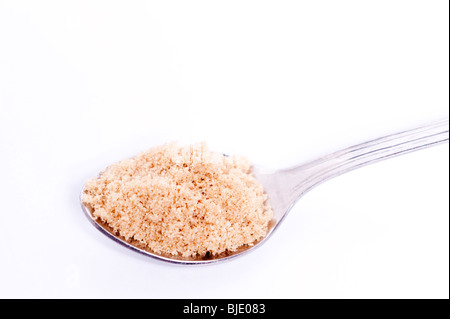 Einen Löffel Demerara Rohrzucker auf weißem Hintergrund Stockfoto