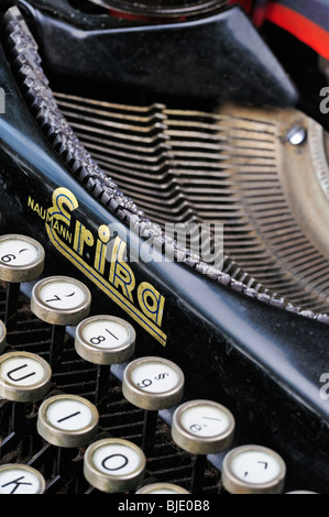 Nahaufnahme Detail einer altdeutschen Vorkriegs-Schreibmaschine zeigt die Tasten, Band und des Herstellers Name und Logo. Stockfoto