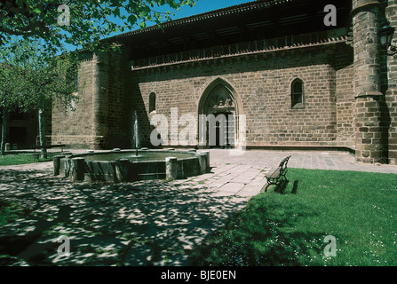 Kirche von Santa Maria Maggiore. Hauptfassade und eine Balustrade mit Wappen verziert. Ezcaray. La Rioja. Spanien. Stockfoto