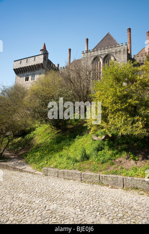 Palast (Paco Dos Duques de Braganca, Guimaraes, Portugal) mit Park gegen blauen Himmel Stockfoto