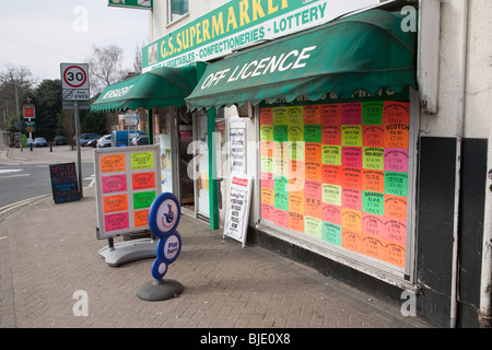 Dorfladen verkaufen diskontiert Alkohol, Crowthorne Stockfoto