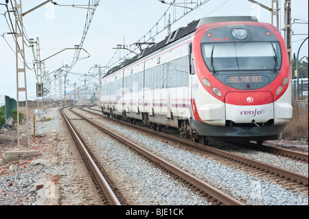 RENFE Züge im Umlauf in der Gegend von Barcelona, Spanien. Stockfoto