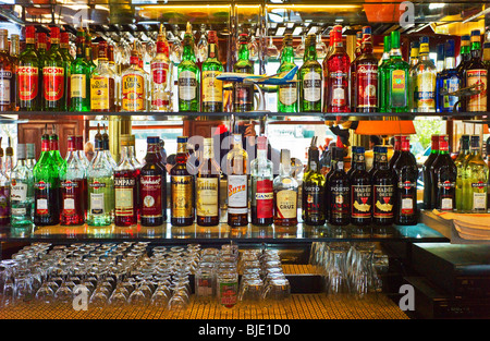 Schnaps und Geist Flaschen bar Regale Stockfoto