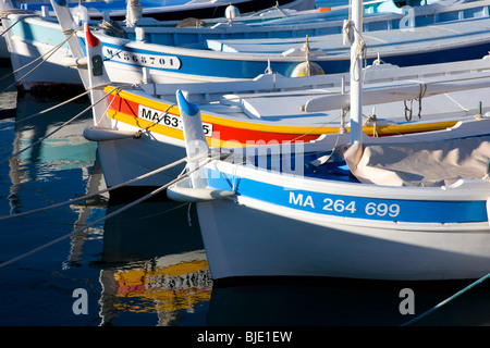 Cassis, Provence, Frankreich. Detail der Fischerboote im Hafen. Stockfoto