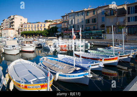 Cassis, Provence, Frankreich. Blick über den Hafen. Stockfoto