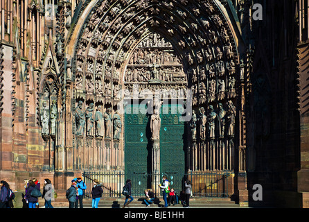 Straßburg, gotische Kathedrale Notre-Dame aus dem 14. Jahrhundert, Hauptportal und Tympanon, Touristen, Jungfrau Maria mit Kind Statue, Elsass, Frankreich, Europa, Stockfoto
