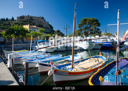 Cassis, Provence, Frankreich. Blick über den Hafen. Stockfoto