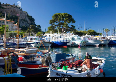 Cassis, Provence, Frankreich. Blick über den Hafen. Stockfoto