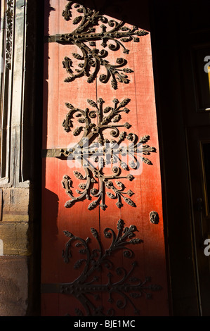 Straßburg, gotische Kathedrale Notre-Dame aus dem 14. Jahrhundert, rote Tür mit schmiedeeisernen Arbeiten, richtige Portal, Elsass, Frankreich, Europa, Stockfoto