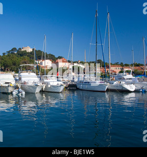 Porquerolles, Provence, Frankreich. Blick über den Hafen, das Dorf und Hügel Fort Ste-Agathe. Stockfoto