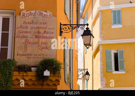 Hyères, Provence, Frankreich. Förderung des lokalen Fischspezialitäten im Bistrot de Marius im Ort Massillon zu unterzeichnen. Stockfoto