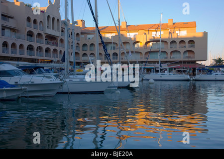 Hyères, Provence, Frankreich. Der Hafen bei Sonnenuntergang. Stockfoto