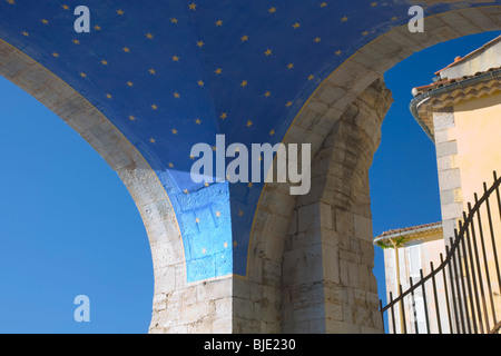 Hyères, Provence, Frankreich. Hochkarätig besetzte Dach der Eingangshalle des Collégiale St-Paul. Stockfoto