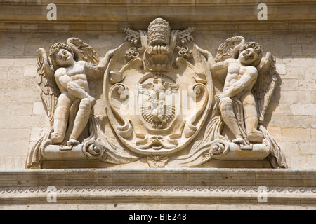 Avignon, Provence, Frankreich. Wappen von Papst Paul V auf Fassade des Hôtel des Monnaies, der ehemalige päpstliche Minze geschnitzt. Stockfoto