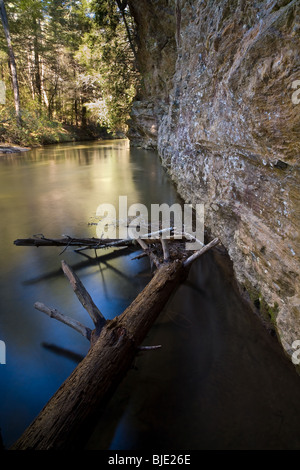 Nicht sicher, was alle schon von dieser Aufnahme wird denken, aber ich habe beschlossen, hinter dieser riesigen Felsen zu suchen, und fanden dieses Fenster (ca. 3 m breit) Suche entlang der Felswand und down stream. Ich GND der so detailliert wie könnte ich in den Felsen zu erhalten. Es war sehr hell und die Sonne nicht schlagen die Felswand. Stockfoto