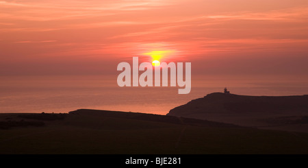 Eastbourne, East Sussex, England. Westlich von Beachy Head bei Sonnenuntergang, Belle Toute Leuchtturm prominente anzeigen Stockfoto