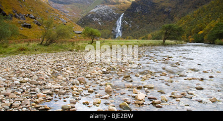 Glen Nevis, Highland, Schottland. Blick über das Wasser von Nevis Steall Wasserfall an der Spitze des Glen, Herbst. Stockfoto