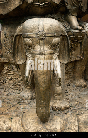 Ein Elefanten-Statue im Baoguo-Tempel am Fuße des buddhistischen Heiligen Berg, Emei Shan. Szechuan, China. Stockfoto