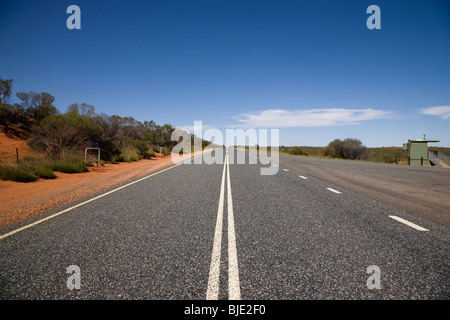 Langer Weg zum Ayers Rock Stockfoto