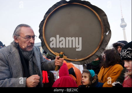 Powwow mit Angaangaq Angakkorsuaq, ein Eskimo-Kalaallit Schamane aus Grönland - Schneemann Demo 2010 auf dem Schlossplatz, Berlin Stockfoto