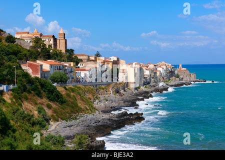 Mittelalterlichen Häusern und Strandpromenade von alten Sizilien Cefalu [Cefaú] Stockfoto