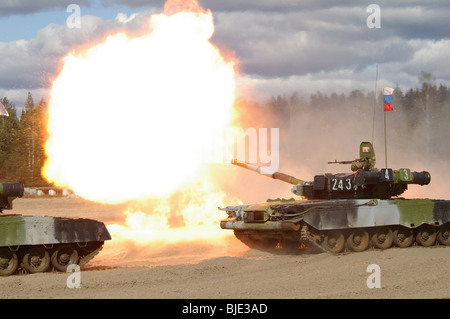 Riesige Mündungsfeuer ein t-80 russischen Kampfpanzer schießen in einem Trainingsplatz. Stockfoto