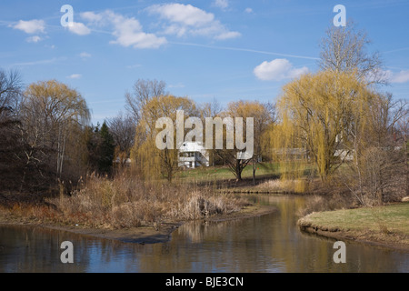Wunderschöne Frühlingslandschaft mit kleinem Teich und einem Haus im öffentlichen Park Bilder Fotos Fotografie Verkauf auf alamy horizontal in USA US hochauflösend Stockfoto