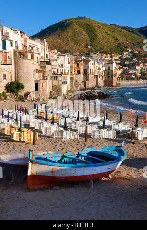 Mittelalterlichen Häusern und Strandpromenade von alten Sizilien Cefalu [Cefaú] Stockfoto