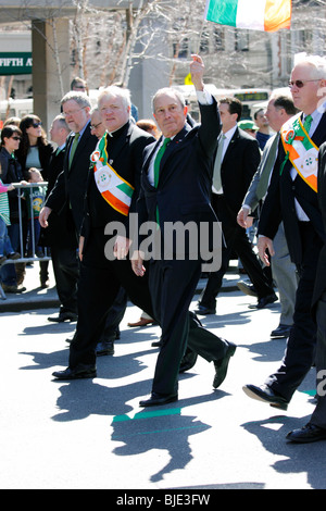 New Yorks Bürgermeister Michael Bloomberg winkt Menschenmenge beim marschieren in St. Patricks Day Parade in der 5th Avenue in Manhattan Stockfoto