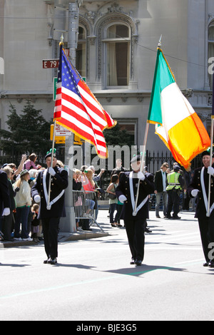 New York City Polizei Emerald Gesellschaft Pipes and Drums marching Band Color Guard marschiert, 5th Ave in St. Patricks Day parade Stockfoto