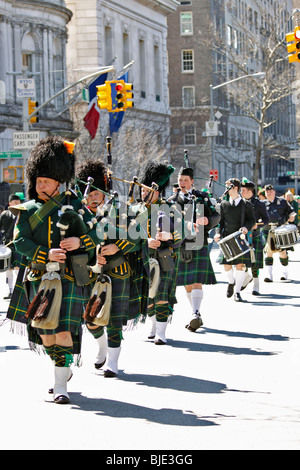 New York City Polizei-Abteilung Emerald Gesellschaft Pipes and Drums Blaskapelle auf der 5th Avenue in Manhattan St. Patrick's Day parade Stockfoto