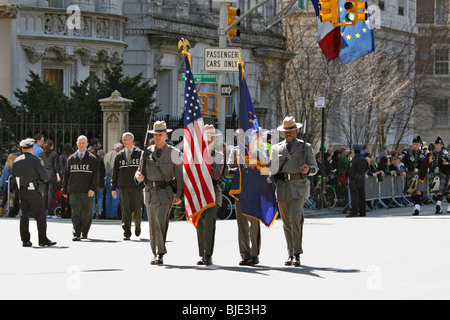 New York State Troopers Color Guard führt ihre Rohre und Trommel-Band bis 5th Avenue in New York City St. Patricks Day Parade. Stockfoto