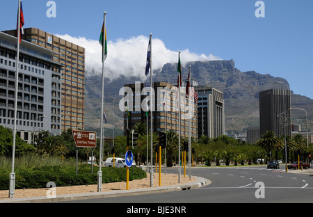 Tafelberg mit Cloud sammeln mit Blick auf die Büroräumlichkeiten an der Adderley Street im Stadtzentrum Kapstadts. Südafrika Stockfoto