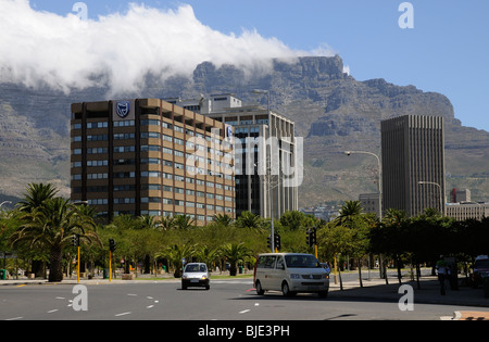 Tafelberg mit Cloud sammeln mit Blick auf die Büroräumlichkeiten an der Adderley Street im Stadtzentrum Kapstadts. Südafrika Stockfoto
