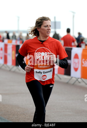 Olympischer Goldmedaillenträger Hürdenläufer Sally Gunnell Teilnahme an Sainsbury Sport Relief Meile Event in Brighton UK Stockfoto