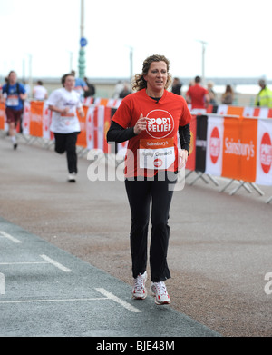 Olympischer Goldmedaillenträger Hürdenläufer Sally Gunnell Teilnahme an Sainsbury Sport Relief Meile Event in Brighton UK Stockfoto