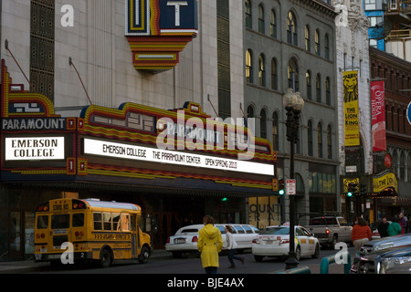 Bostons Theaterviertel.  Washington Street nach Osten am Emerson College Paramount Produktionszentrum. Stockfoto