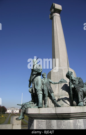 Dorf Port Sunlight, England. Nahaufnahme der Sir William goscombe John "Verteidigung der Heimat" war Memorial geformt. Stockfoto