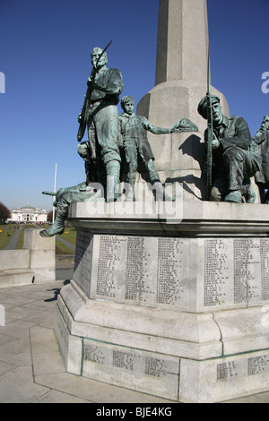 Dorf Port Sunlight, England. Nahaufnahme der Sir William goscombe John "Verteidigung der Heimat" war Memorial geformt. Stockfoto