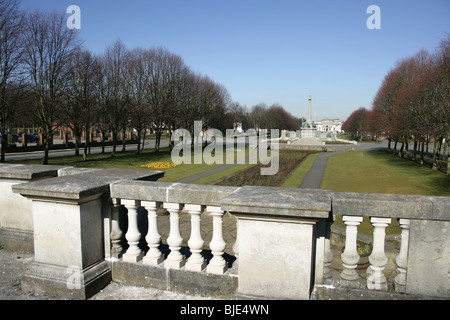 Dorf Port Sunlight. hillsborough Memorial Garden, mit dem Kriegerdenkmal und Lady Hebel Art Gallery im Hintergrund. Stockfoto