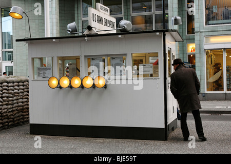 Wachhaus am Checkpoint Charlie, ehemaliger Grenzübergang in Berlin, Deutschland, Europa Stockfoto