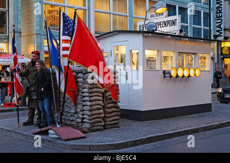 Sentry oder Uhr Kabine am Checkpoint Charlie, ehemaliger Grenzübergang in Berlin, Deutschland Stockfoto