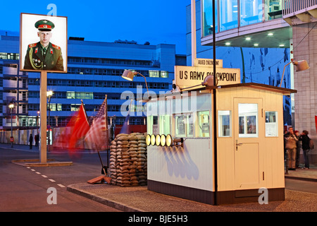 Sentry oder Uhr Kabine am Checkpoint Charlie, ehemaliger Grenzübergang in Berlin, Deutschland Stockfoto