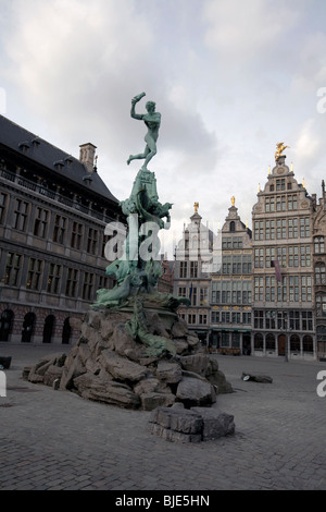 Historischen Marktplatz oder Stadtplatz im Zentrum von Antwerpen (Belgien). Mit Blick auf die Brabo-Statue vor der Stadt hal Stockfoto