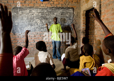 Schüler lernen in einem Klassenzimmer in Amuria, Uganda. Stockfoto