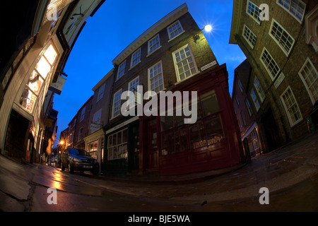 Fisheye Blick auf das Chaos in York in der Abenddämmerung. Die Bürgersteige sind mit Regen glitzern, die früher in den Tag fiel. Stockfoto